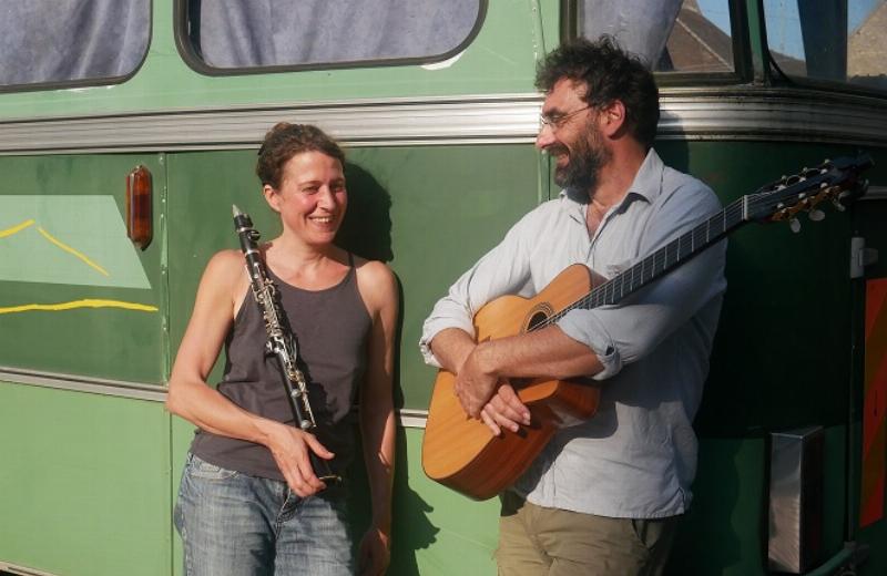 Une nouvelle artiste émergente de la scène pop folk française chante avec assurance dans un studio d'enregistrement moderne.